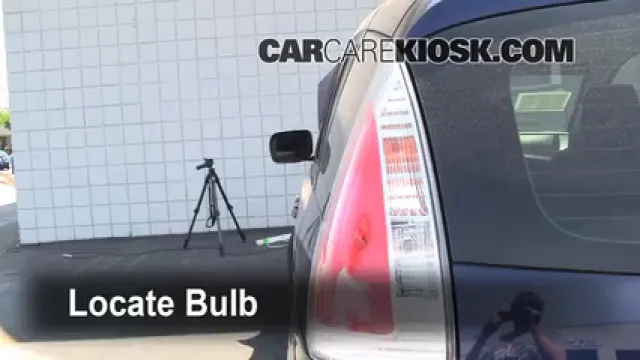 2009 Mazda 5 Sport 2.3L 4 Cyl. Éclairage Feux de marche arrière (remplacer une ampoule)